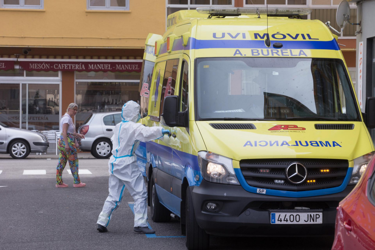 Sanitarios entran en una vivienda de Foz, en la comarca gallega de A Mariña (Lugo), que estará cerrada durante cinco días tras declararse un brote de coronavirus que afecta a más de un centenar de