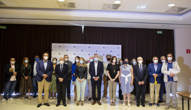 La ministra de Trabajo y Economía Social, Yolanda Díaz, y el delegado del Gobierno en Galicia, Javier Losada, tras reunirse con el Foro pola Economía Social Galega.