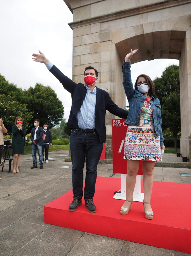 El candidato del PSdeG a la Xunta, Gonzalo Caballero, y la vicesecretaria general del PSOE, Adriana Lastra, en Ferrol