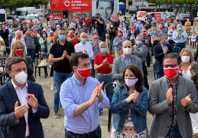 El presidente de la Diputación de A Coruña, Valentín González Formoso; el candidato del PSdeG a la Presidencia de la Xunta, Gonzalo Caballero; la portavoz en el Congreso del PSOE, Adriana Lastra, y el alcalde de Ferrol, Ángel Mato