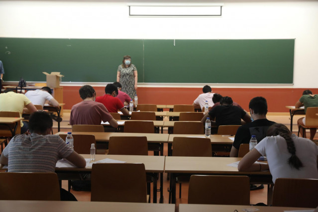 Una profesora vigila una clase