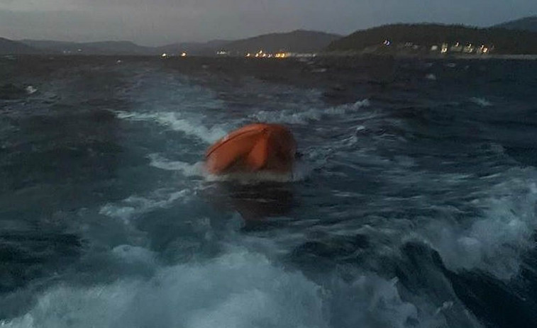 Siguen desaparecidos dos jóvenes tras naufragar un kayack en Porto do Son y ha sido rescatada una chica