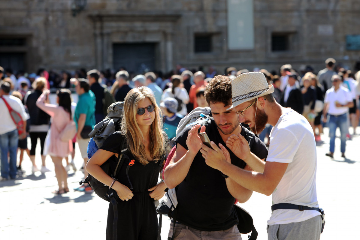Peregrinos en la plaza del Obradoiro tras hacer el Camino de Santiago