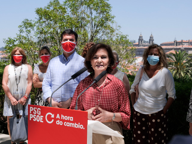 La secretaria de Igualdad del PSOE y vicepresidenta primera del Gobierno, Carmen Calvo, durante su intervención en un encuentro con Mujeres del PsdeG, en el Parque de la Alameda en el que también participa el candidato del PSdeG-PSOE a la Xunta, Gonzalo C