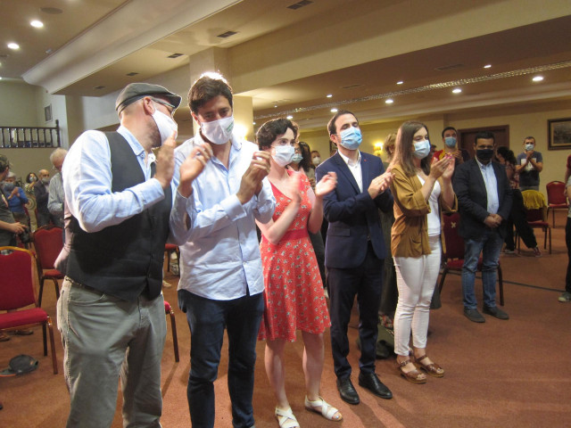 El candidato de Galicia en Común por A Coruña Martiño Noriega, el candidato de la formación a la Presidencia de la Xunta, Antón Gómez-Reino; la candidata Iria Figueroa; el ministro de Consumo, Alberto Garzón; y la cabeza de lista por Pontevedra, Eva Solla