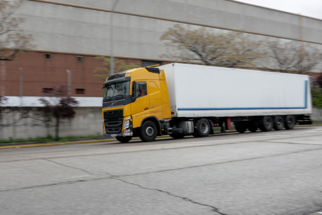 Un camión llega a Mercamadrid  a 15 de abril de 2020.