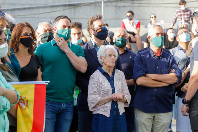El presidente de Vox, Santiago Abascal, acompañado de su abuela, María Jesús Álvarez, y el portavoz de Vox en el Congreso de los Diputados, Iván Espinosa de los Monteros, durante un acto electoral de Vox en Vigo (Pontevedra), a 8 de julio de 2020