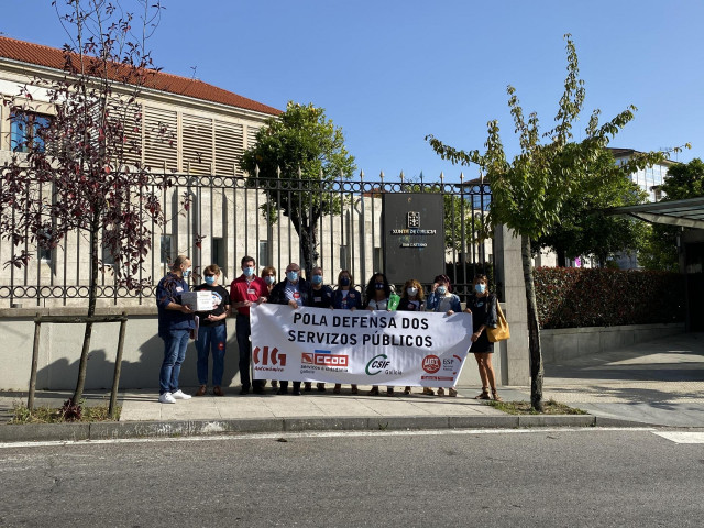 Trabajadores de centros de Política Social entregan firmas para reclamar mejores condiciones laborales.