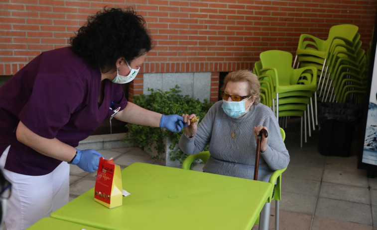 El positivo por coronavirus de una trabajadora de una residencia de Burela obliga a aislar a cinco usuarios