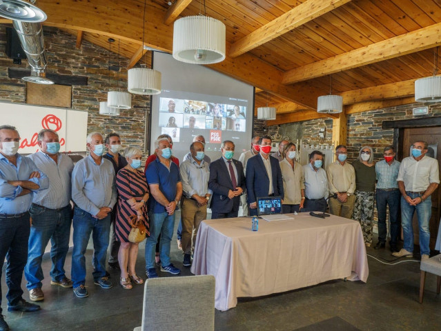 El candidato del PSdeG a la Presidencia de la Xunta, Gonzalo Caballero, se reune en Ligo con los alcaldes de la provincia