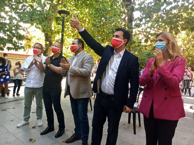 El ministro de Transportes, José Luis Ábalos, y el candidato del PSdeG a la Presidencia de la Xunta, Gonzalo Caballero, en un mitin en Ourense