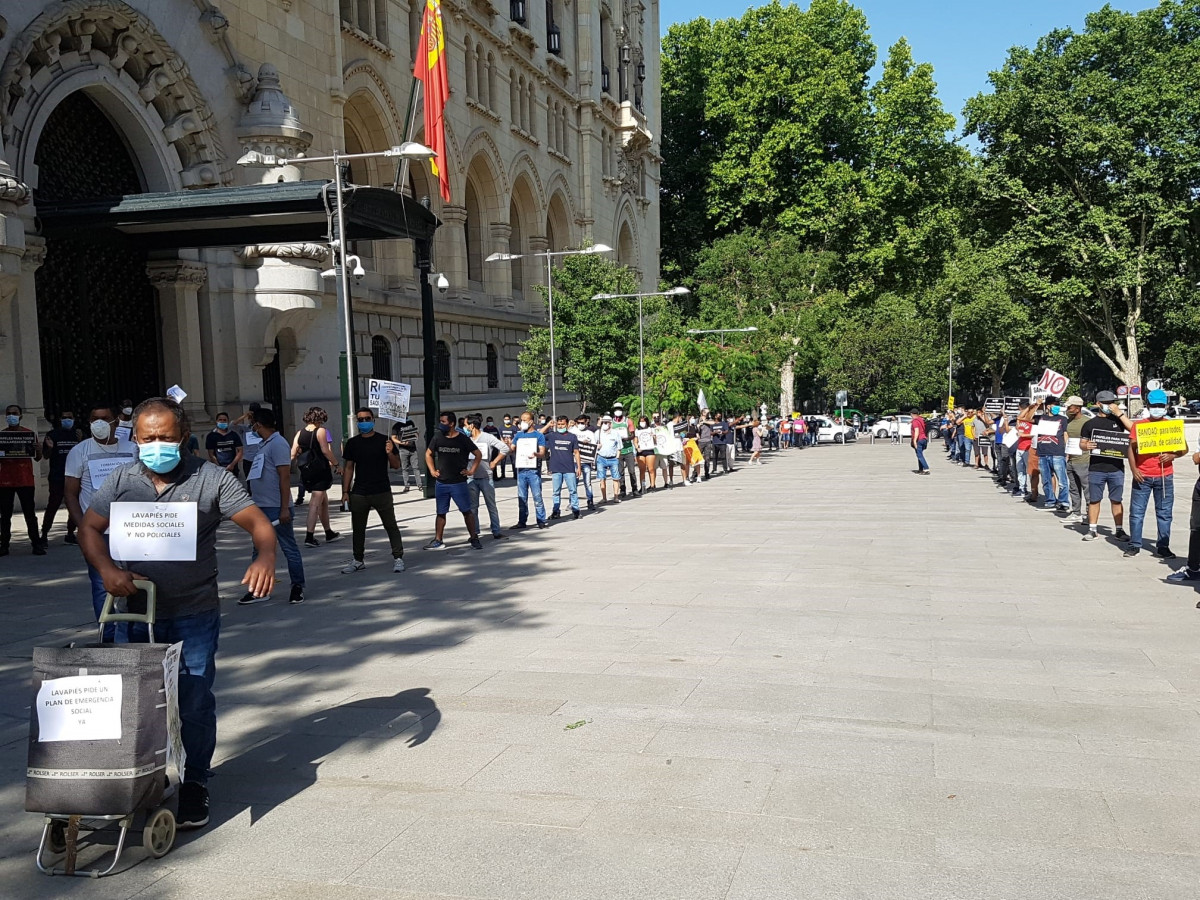 Concentración de las llamadas 'colas del hambre' en Cibeles