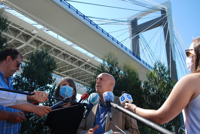 El candidato de Marea Galeguista a la Presidencia de la Xunta, Pancho Casal, durante una visita realizada en las inmediaciones del puente de Rande junto a la cabeza de lista de la formación por la provincia de Pontevedra, Peque González