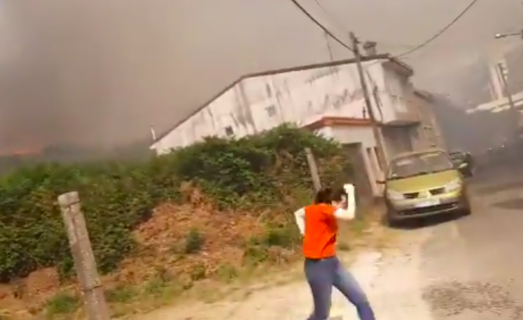 Incendio  forestal cerca del hospital en Santiago  y otro fuego en Quiroga  (vídeos)