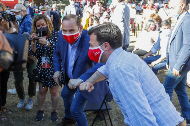 El ministro de Transportes, Movilidad y Agenda Urbana, José Luis Ábalos, y el candidato socialista a la presidencia de la Xunta, Gonzalo Caballero, se saludan con el codo en el acto del cierre de campaña del 12J, en Vigo.