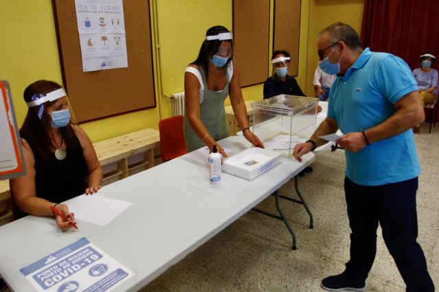 Un ciudadano deposita su voto en la urna durante un ensayo organizado por la Xunta de cara a las elecciones autonómicas del 12 de julio.