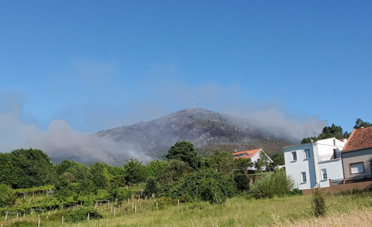 (VÍDEOS) Controlado el incendio en A Pobra do Caramiñal, que calcinó cerca de 60 hectáreas y amenazó varias casas