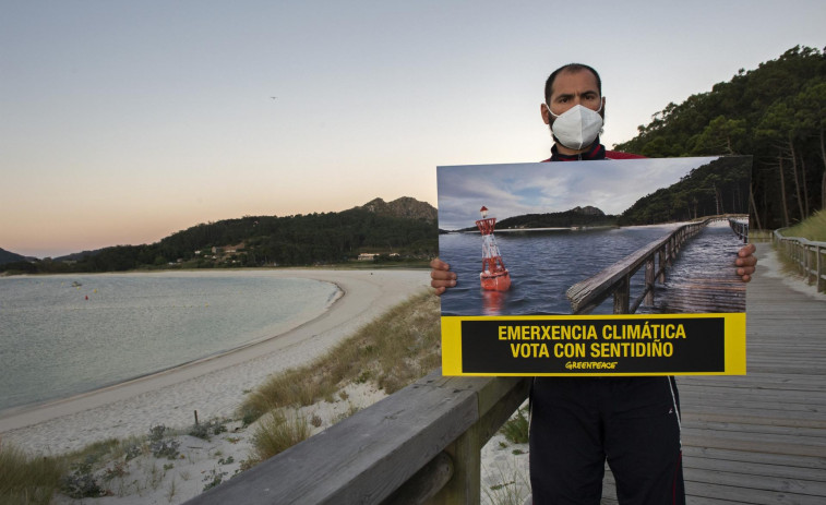 Greenpeace sumerge las Cíes para advertir de la subida del nivel del mar y sus consecuencias