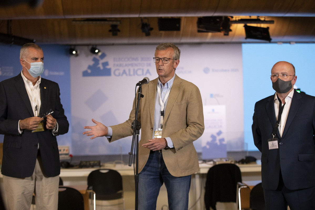 El vicepresidente de la Xunta. Alfonso Rueda, visita el centro de prensa antes de la jornada electoral del 12 de julio de 2020