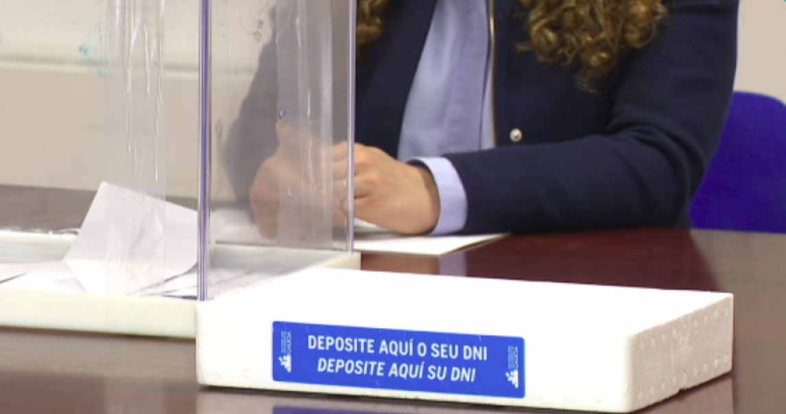 Votaciones con medidas de seguridad por el coronavirus en una imagen de la CRTVG