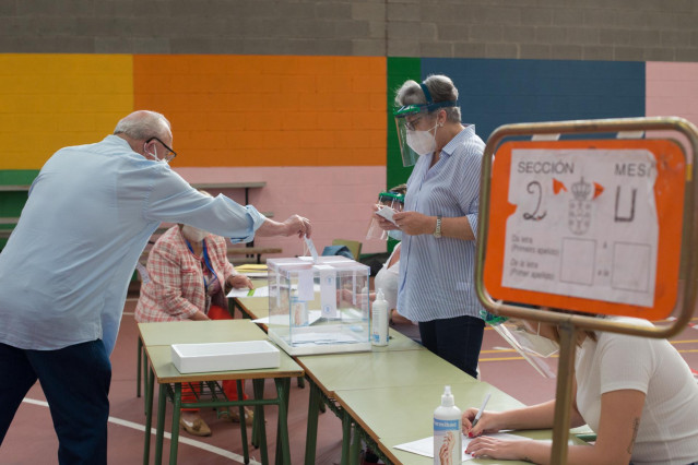 Votación de las elecciones autonómicas de Galicia, en Burela (Lugo).