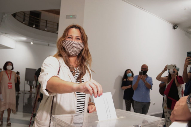 La candidata de Ciudadanos a la Presidencia de la Xunta, Beatriz Pino, ejerce su derecho al voto este domingo en Vigo