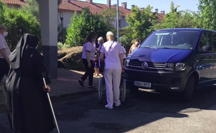 Monjas acompañan a votar a ancianos de una residencia de Ourense en la que están prohibidas las visitas