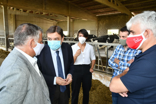 El ministro de Agricultura, Pesca y Alimentación, Luis Planas, visita una explotación láctea en Silleda (Pontevedra)