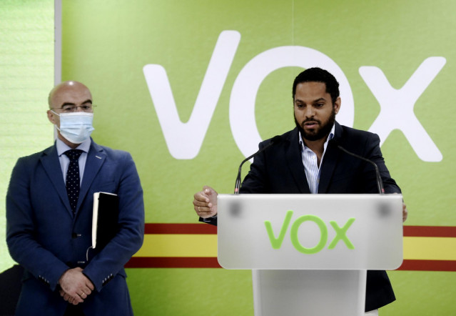 El miembro del Comité Ejecutivo Nacional de Vox y portavoz adjunto del partido en el Congreso, Ignacio Garriga (d), ofrece una rueda de prensa junto al miembro del Comité Ejecutivo Nacional de Vox y portavoz del Comité de Acción Política, Jorge Buxadé (i)