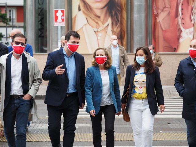 De izquierda a derecha: el alcalde de Ferrol, Ángel Mato; el candidato del PSdeG-PSOE a la Xunta, Gonzalo Caballero; la vicepresidenta tercera del Gobierno, Nadia Calviño; y la alcaldesa de A Coruña, Inés Rey; en un paseo en A Coruña.