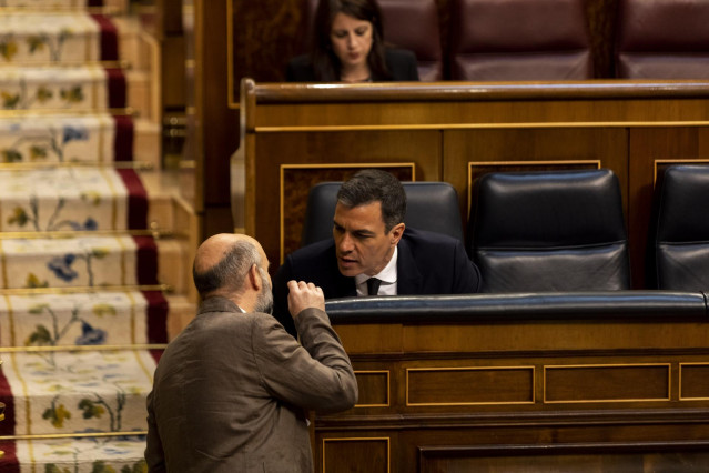 El portavoz de BNG, Néstor Rego, conversa con el presidente del Gobierno, Pedro Sánchez, tras su intervención en la sesión del Parlamento en la que se ejerce el control al Gobierno