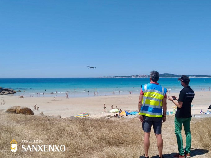 (VÍDEO) Los drones comienzan a controlar las playas de Sanxenxo, pese al fiasco de las parcelas en el Silgar