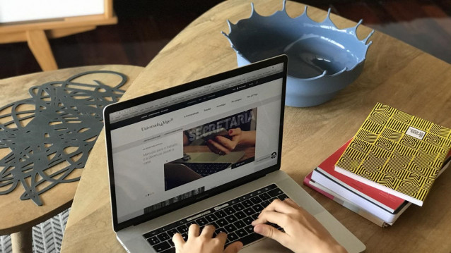 Un estudiante utiliza un ordenador