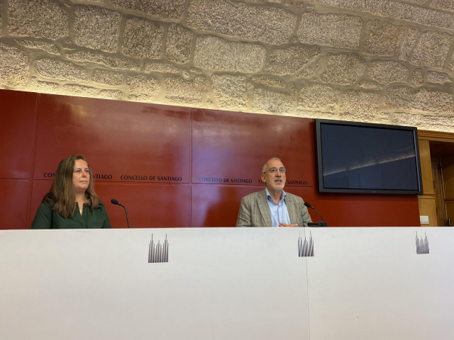 El concejal de Turismo de Santiago, Sindo Guinarte, y la gerente de Turismo, Flavia Ramil.