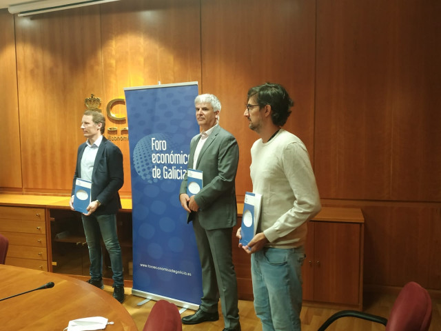 (De Izquierda A Derecha) Luis Otero, Santiago Lago Y Pablo Durán En Presentación De Informe Del Foro Económico Sobre El Sector 'Fintech'