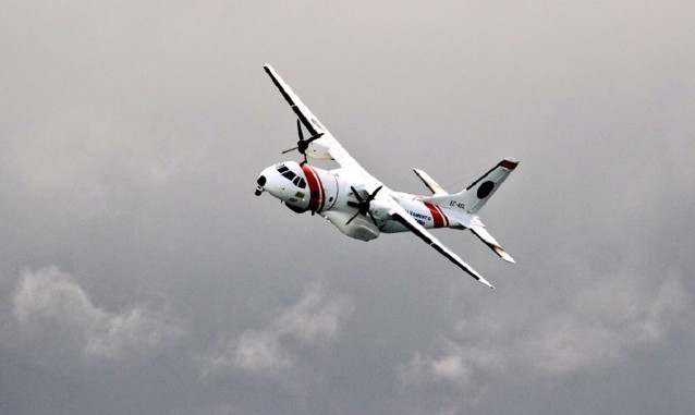 Un avión de Salvamento Marítimo rastrea de nuevo la zona de búsqueda de dos desaparecidos tras volcar su kayak en Porto do Son.