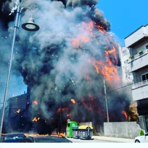 Un incendio devora parte de un edificio en el centro de Silleda y obliga a evacuar a docenas de personas (vídeo)