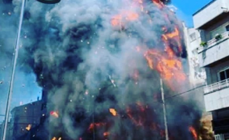 Un incendio devora parte de un edificio en el centro de Silleda y obliga a evacuar a docenas de personas (vídeo)