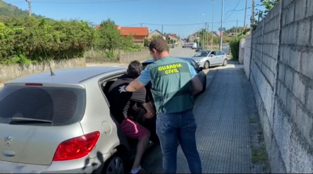La Guardia Civil detiene a un presunto proxeneta de 49 años en Vigo.