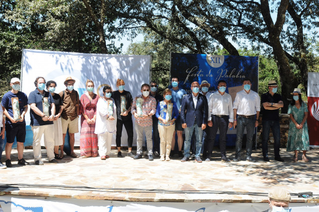 Celebración de la XII Festa da Palabra en la Ínsua dos Poetas, en O Carballiño (Ourense), con los siete premiados de esta edición y representantes de las administraciones públicas