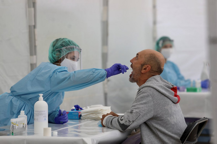 ​La proliferación de brotes de coronavirus en España provoca no solo un aumento de nuevos casos, sino también de hospitalizados