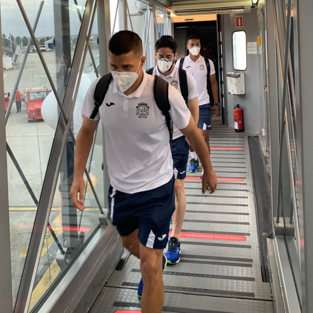 Jugadores del CF Fuenlabrada en la expedición del equipo madrileño a A Coruña, para jugar contra el Deportivo en LaLiga SmartBank
