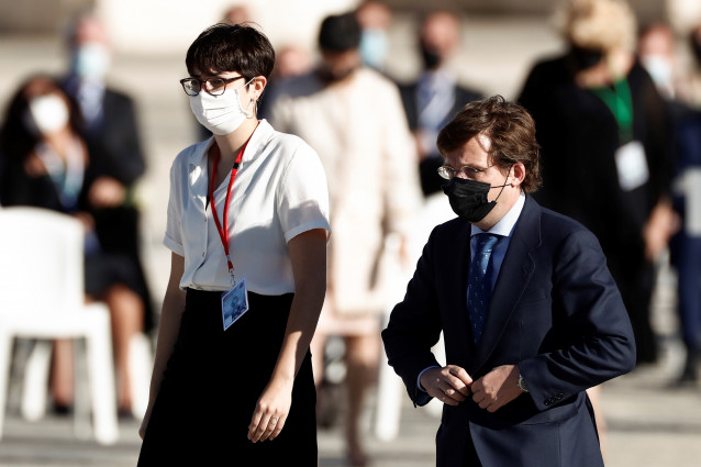 El alcalde de Madrid, José Luis Martínez-Almeida, durante el homenaje de Estado a las víctimas de la pandemia de coronavirus y a los colectivos que le han hecho frente en primera línea en el Patio de la Armería del Palacio Real, en Madrid (España), a 16 d