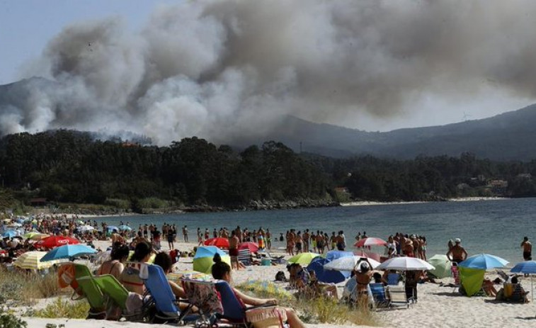 (VÍDEOS) Estabilizado el incendio de Porto do Son que calcinó 35 hectáreas y amenazar núcleos de población