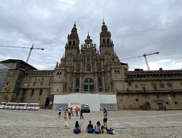 Algunos peregrinos y turistas ante la Catedral de Santiago, en la Praza do Obradoiro.