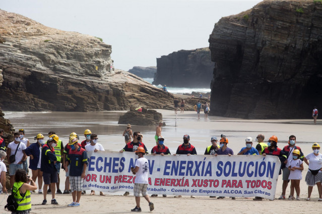 Los trabajadores de Alcoa toman, junto a sus familias, la emblemática playa de As Catedrais, en Ribadeo, Lugo (Galicia), a 26 de julio de 2020. La concentración tiene lugar para pedir a la multinacional norteamericana Alcoa buscar una solución para evitar