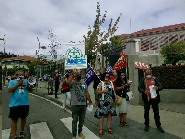 Protesta de profesorado ante la Xunta contra el protocolo del próximo curso escolar