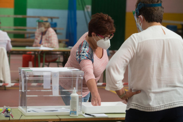 Una mujer acude a votar en las elecciones autonómicas de Galicia en la población de Burela, en la comarca de A Mariña, Lugo, Galicia (España), a 12 de julio de 2020