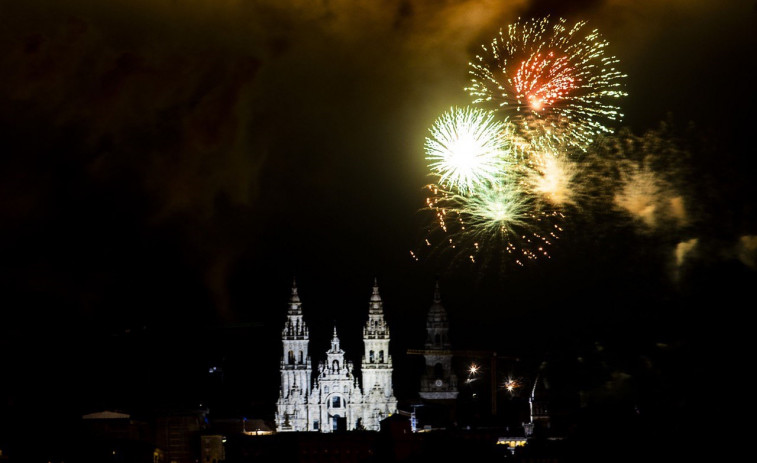 Un gran espectáculo de fuegos artificiales pone el punto y final este viernes a las fiestas del Apóstol más atípicas