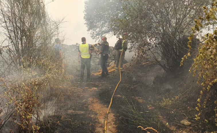 (VÍDEOS) Ourense pendiente del incendio de Cualedro que en menos de 24h ya ha arrasado más de 1.000 hectáreas